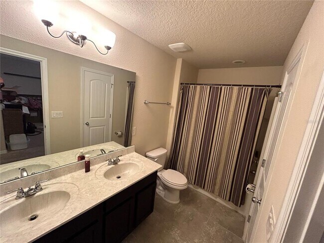 Building Photo - 8137 Lakeview Crossing Dr