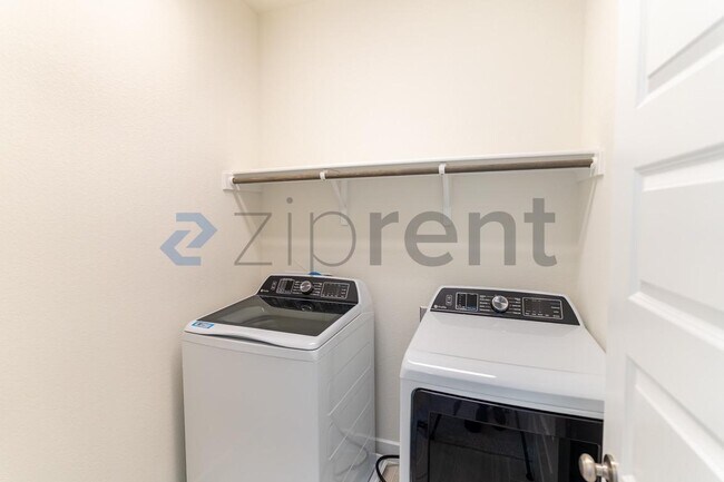 Building Photo - Unit B