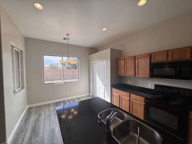 Building Photo - 821 W Saguaro Ln