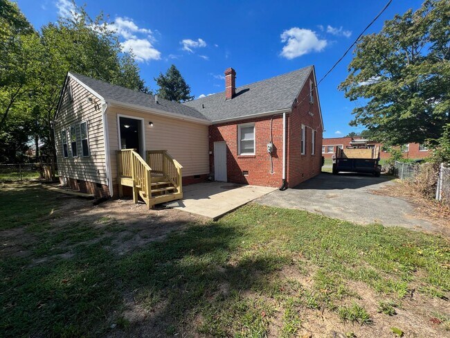 Building Photo - Adorable 3bdrm/1.5bth Cape-Cod  Located in Richmond's Southside!!  **NEWLY RENOVATED**