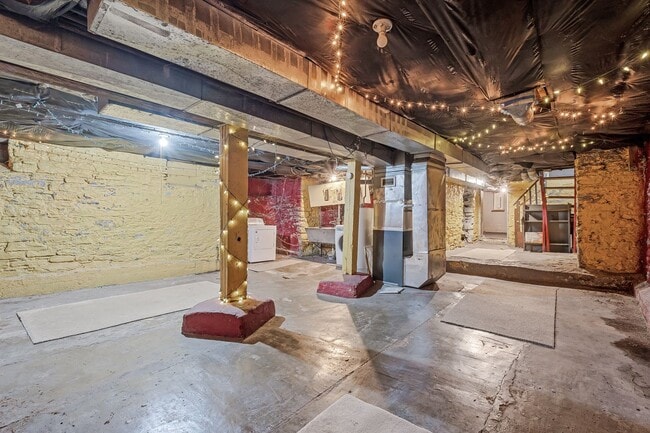 Building Photo - MUST SEE! Spacious 5BD/2BA Home near the U...