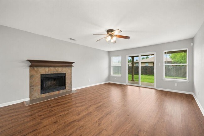 Building Photo - 3800 Hickox Dr