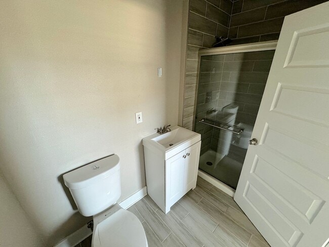 Building Photo - 2 bed w/REFRIG A/C and HUGE finished basem...