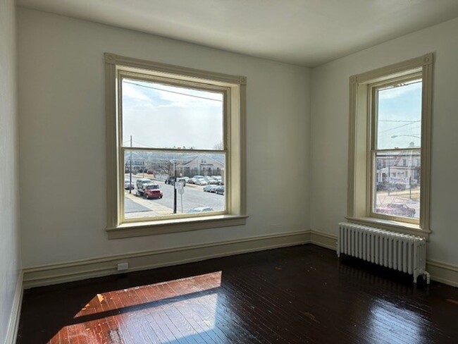 Building Photo - 2 Bedroom 1 Bathroom 2nd Floor Apartment F...