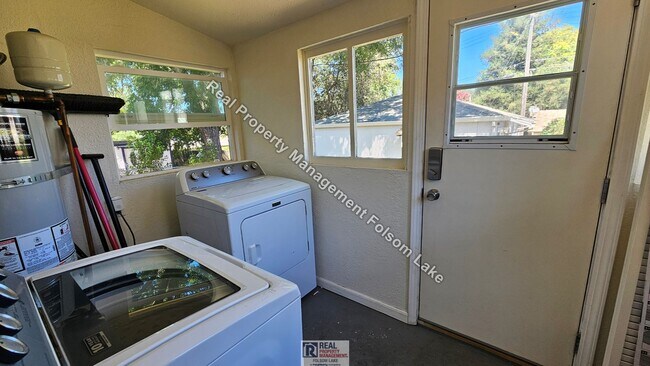 Building Photo - 2 Bedroom 1 Bath in Historic Folsom