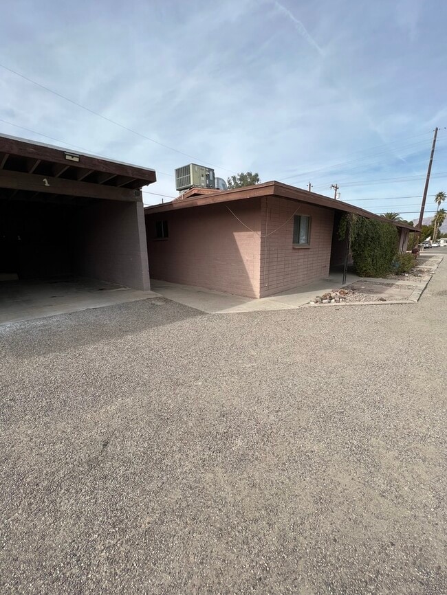Building Photo - Town Home For Rent