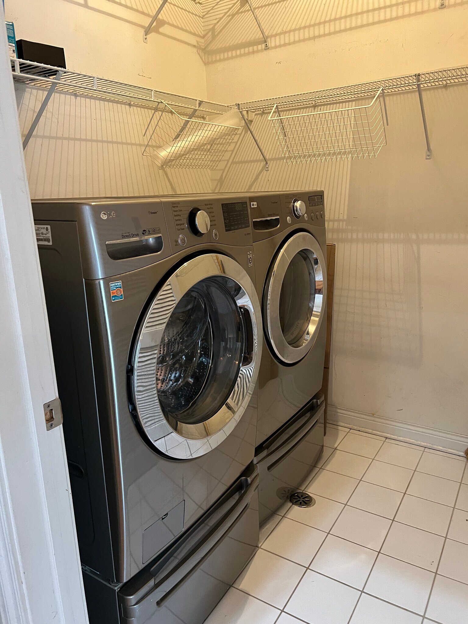 Building Photo - 930 W Cuyler Ave