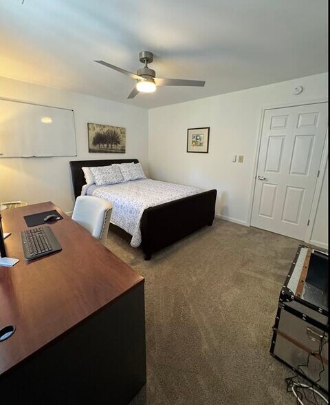 Guest bedroom (queen bed)/office. - 10027 Washington Cir
