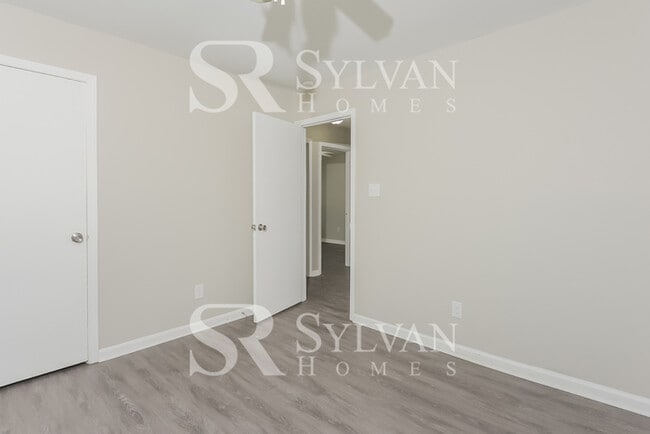 Building Photo - Enjoy living the good life in this 3 bedroom, 1 bathroom home