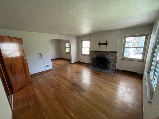 Building Photo - 3063 Sunset Dr - A