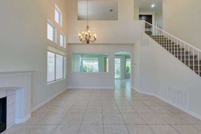 Building Photo - Immaculate 3 bedroom house with a Loft in ...