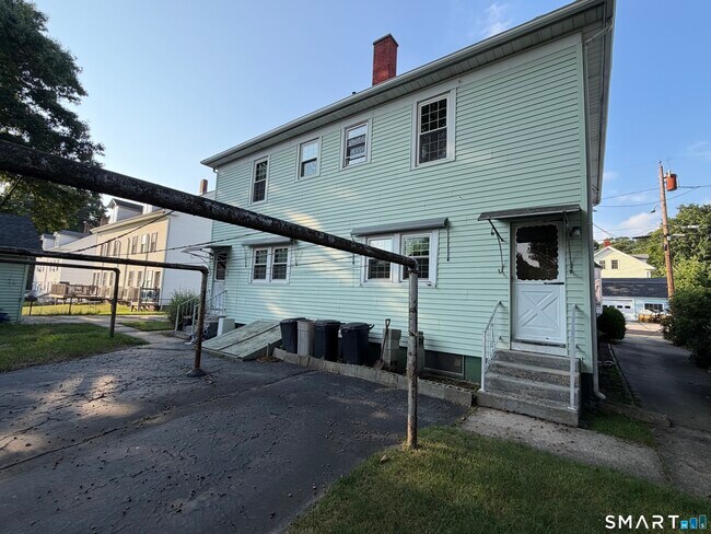 Building Photo - 9 Floral Ave