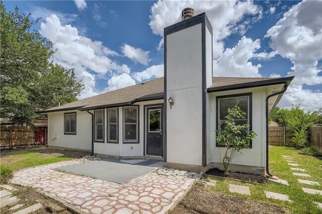 Building Photo - 102 Evergreen Cir