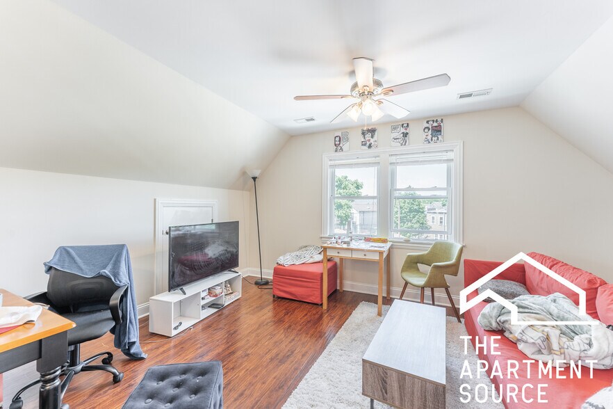 Primary Photo - 3047 N Kimball Ave