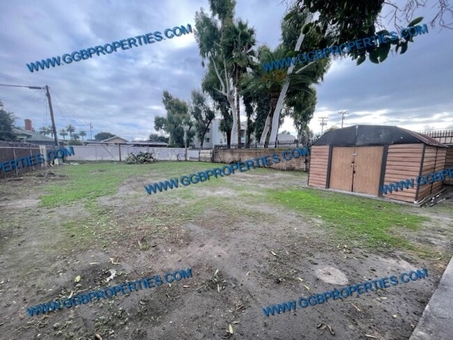 Building Photo - Rent Ready / / Charming 3 Bedoom Home with...