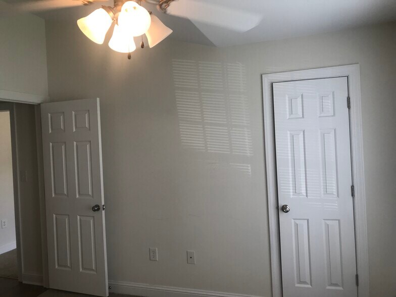 Building Photo - 1120 Crescent Meadows Dr