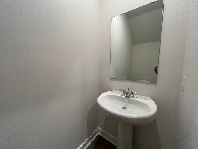 Building Photo - 3 Bedroom 2.5 Bathroom Townhouse in Windward Village - Summerville
