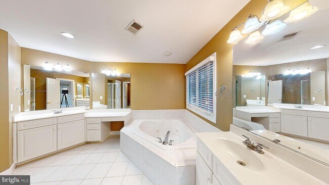 Building Photo - 309 Pure Spring Crescent