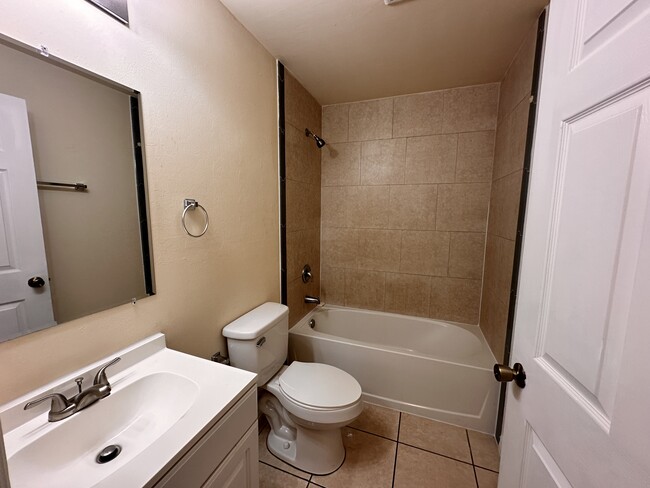 Building Photo - 626 SE 13th Ave