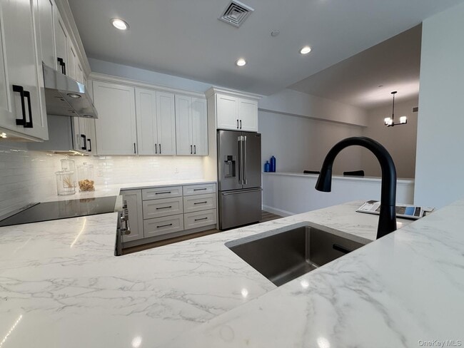 Building Photo - 905 Oakridge Cmns