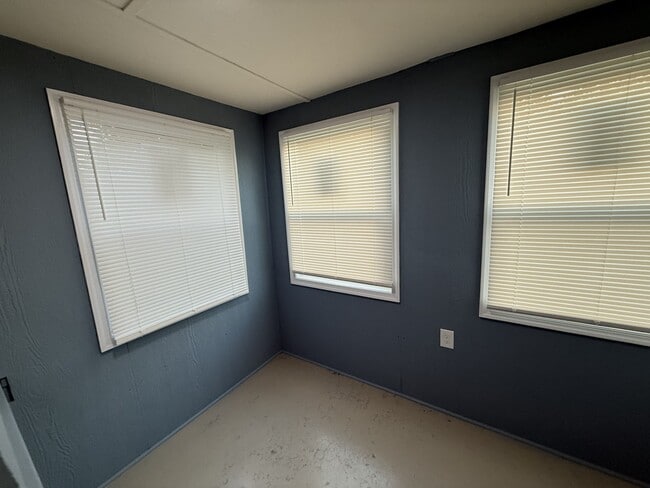 Building Photo - 513 Stratford Ave