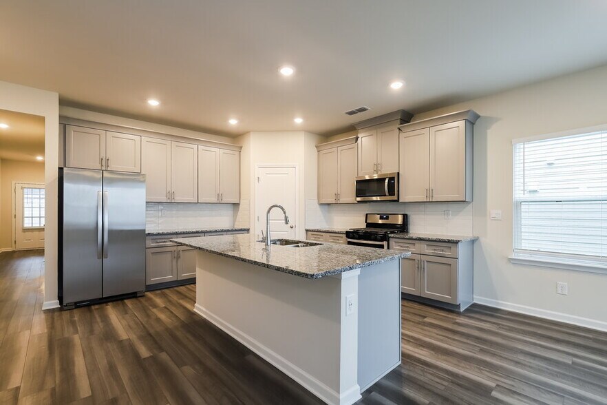 Building Photo - 5825 Hackberry Ln