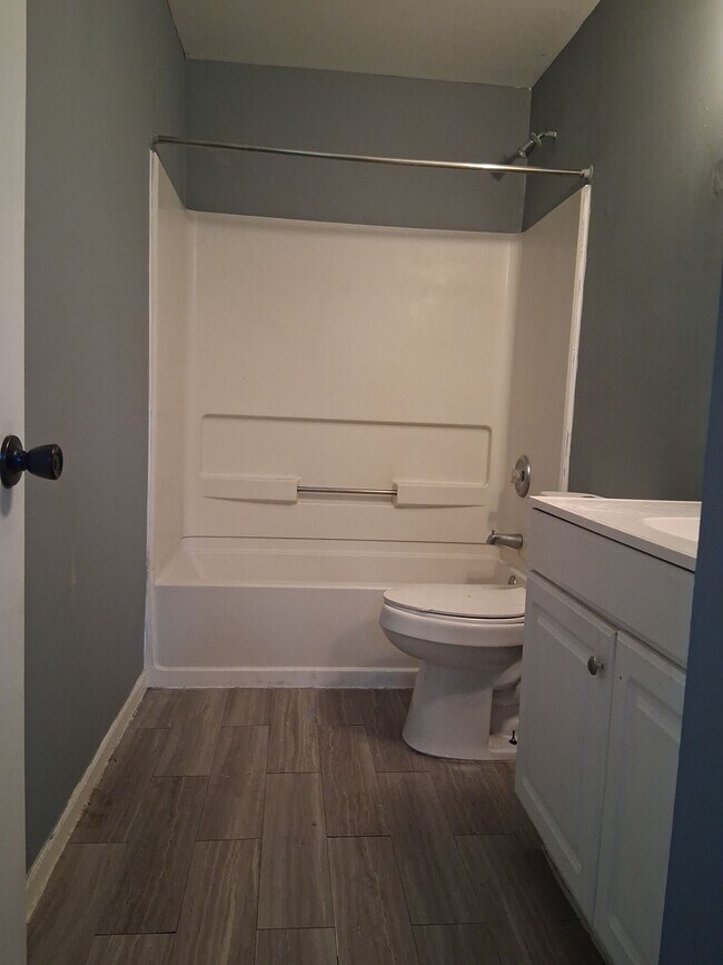 Building Photo - 133 W Warren Ave