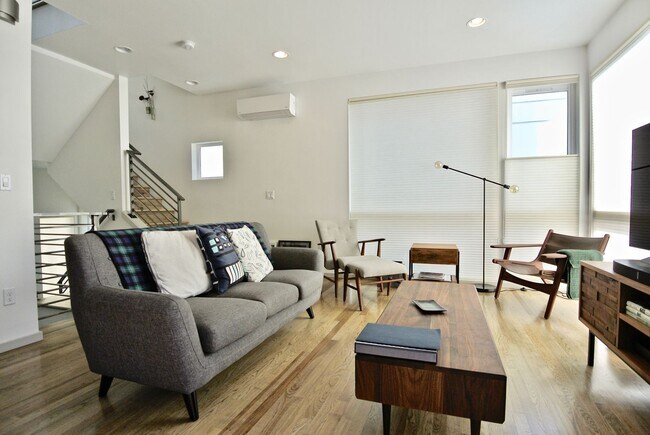 Building Photo - Modern, Stand Alone Home in the heart of Ballard!