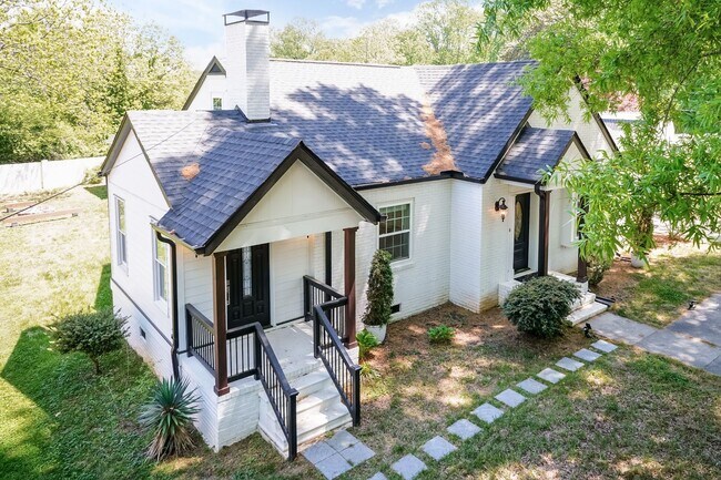Building Photo - Sheek Updated Home With Pool!