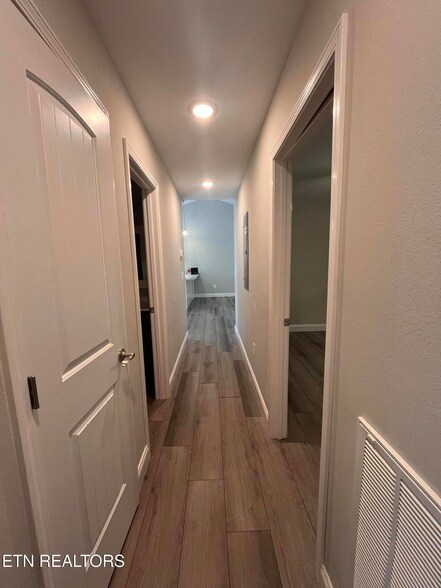 Building Photo - 355 W Outer Dr