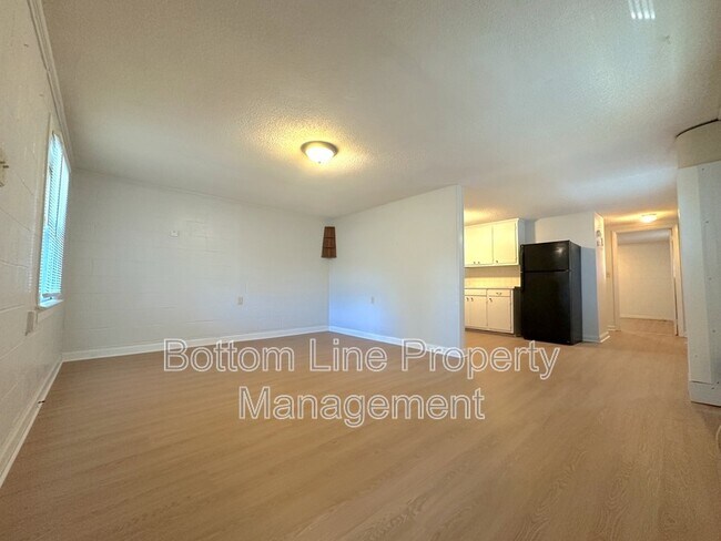 Building Photo - 301 Vivian St