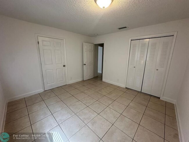 Building Photo - 3408 Riverside Dr