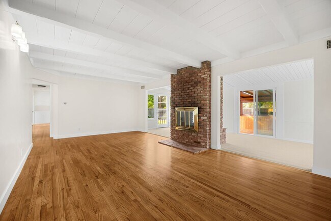 Building Photo - Desirable Fullerton Home 4 Bed 2 Bath w/ Pool & Jacuzzi