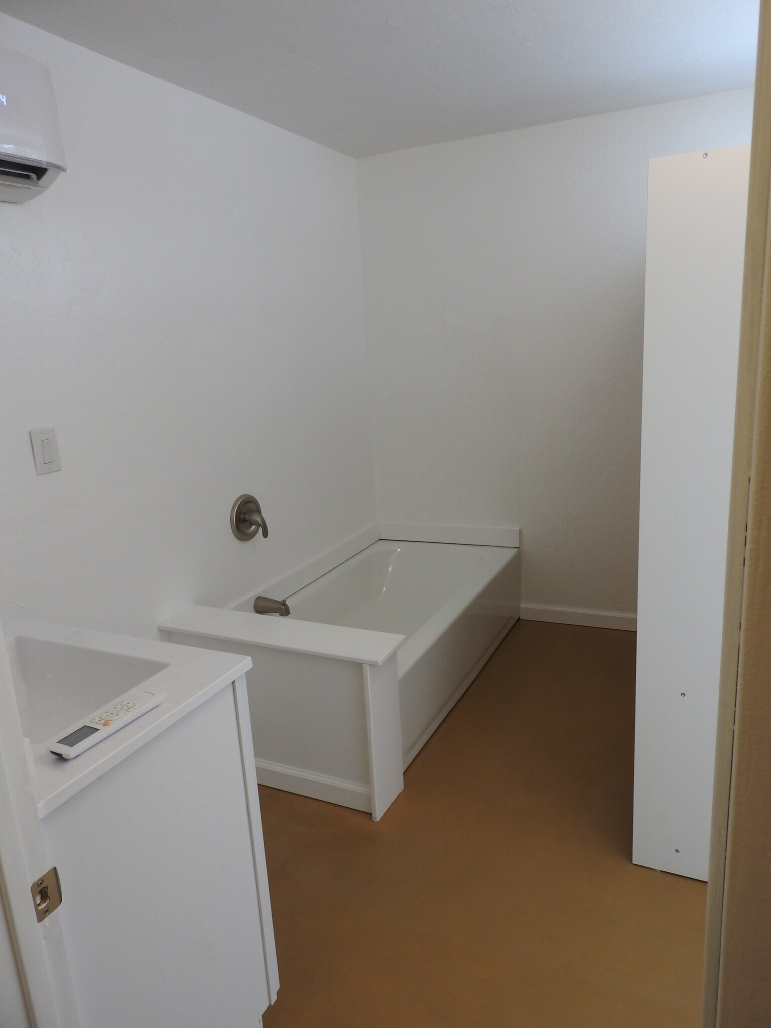 Bath, main bedroom - 2901 W Milton Rd