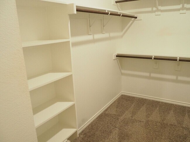 Building Photo - 4 Bed 3.5 Bath in Windhaven Crossing