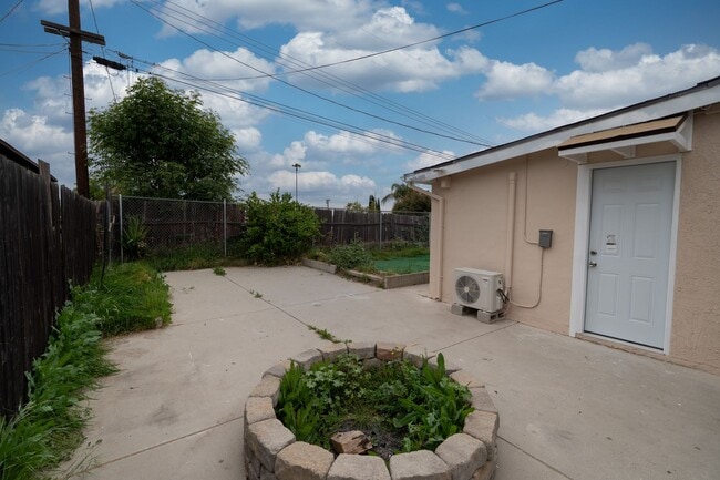 Building Photo - Charming 3 Bedrooms 2 Bathrooms Home $3,30...