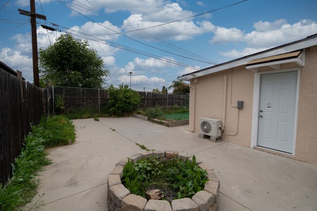 Building Photo - Charming 3 Bedrooms 2 Bathrooms Home $3,50...
