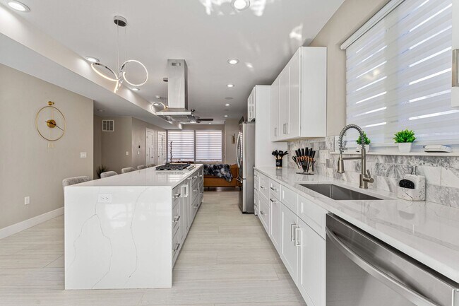 Building Photo - 5 Bed, 5 Bath home in South Park Hill