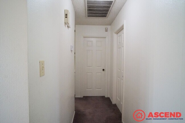 Building Photo - Lovely Home In Southwest Bakersfield!