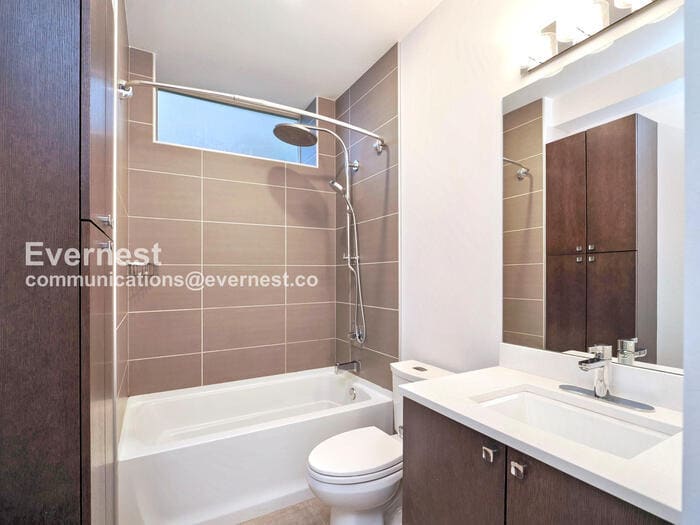 Building Photo - 2618 Eastlake Ave E