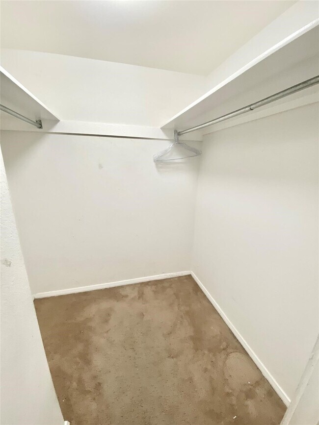 Building Photo - 2016 Main St