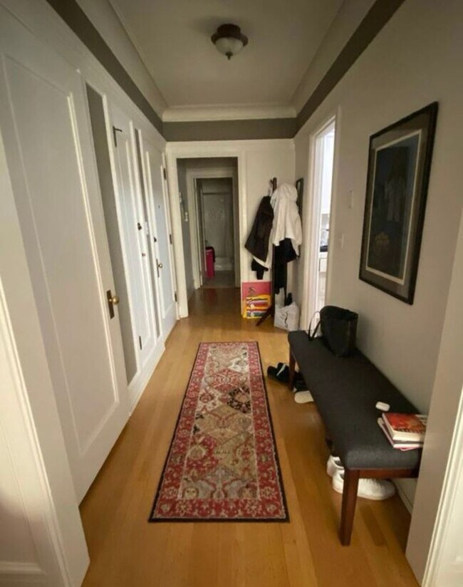 Building Photo - Timeless Queen Anne Condo with Modern Amen...