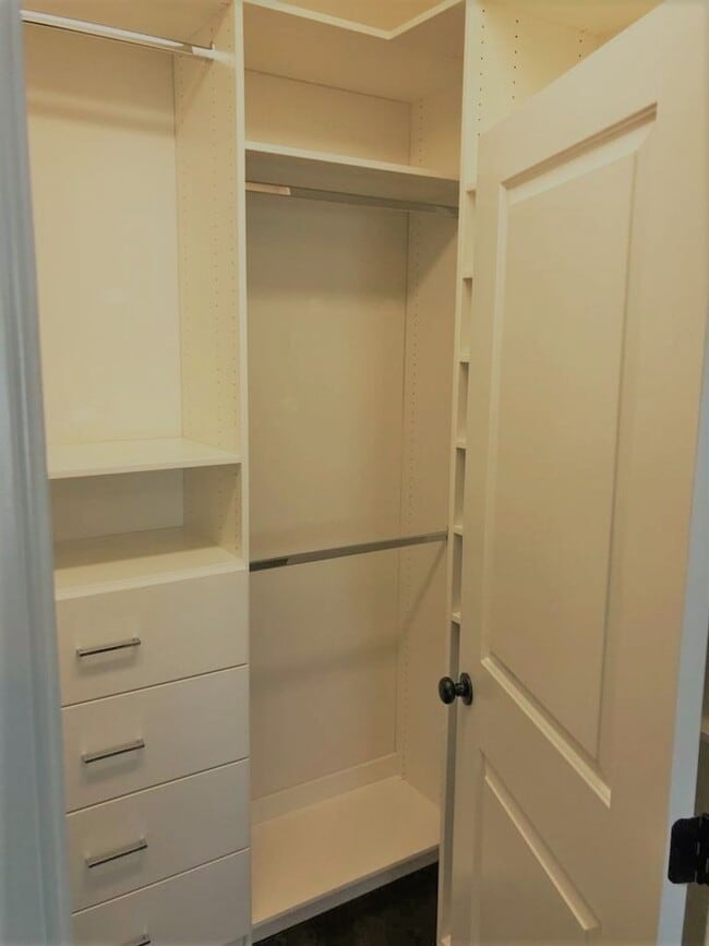 Building Photo - Stunning 4 bedroom 3.5 bath townhome locat...