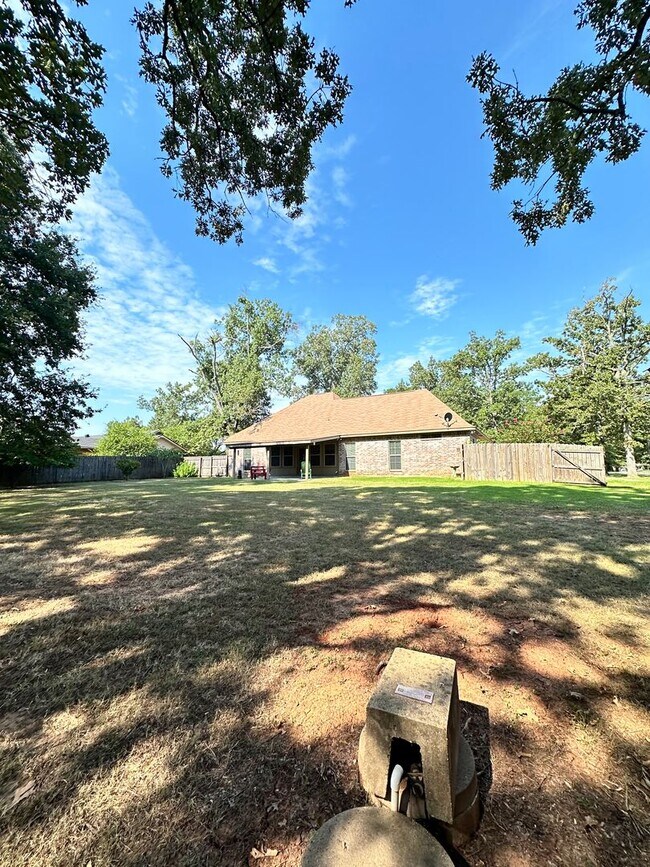Building Photo - Heart of Benton on just under an acre of lot!
