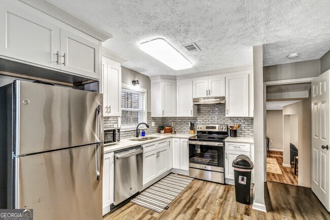 Building Photo - 3017 Valley View Dr