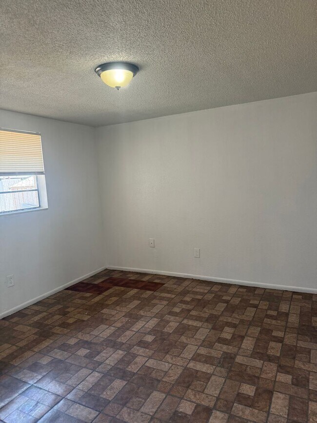 Building Photo - 3 bedroom 2 bath duplex