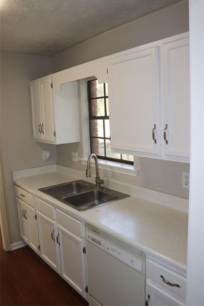 Building Photo - 760 N Burbank Dr