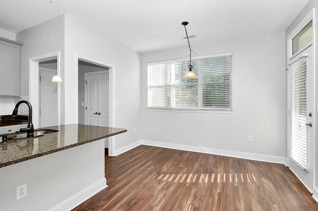 Building Photo - Beautiful 1-Bedroom Corner Unit - Just minutes from Uptown Charlotte!