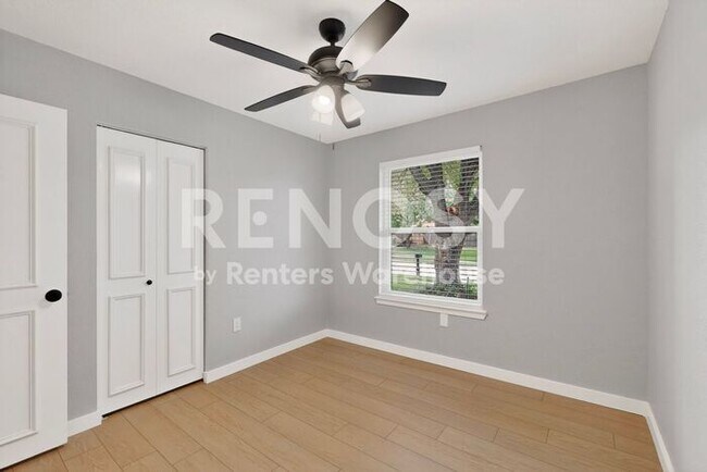 Building Photo - South Arlington Gem