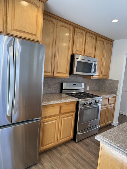 kitchen - 518 Dahlia Ave